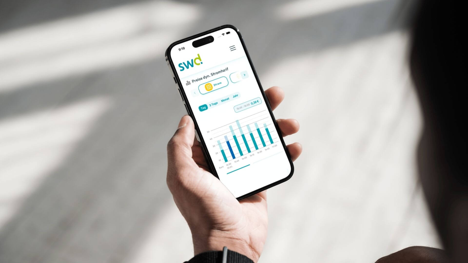 Smartphone zeigt Strompreisverlauf für intelligentes Laden