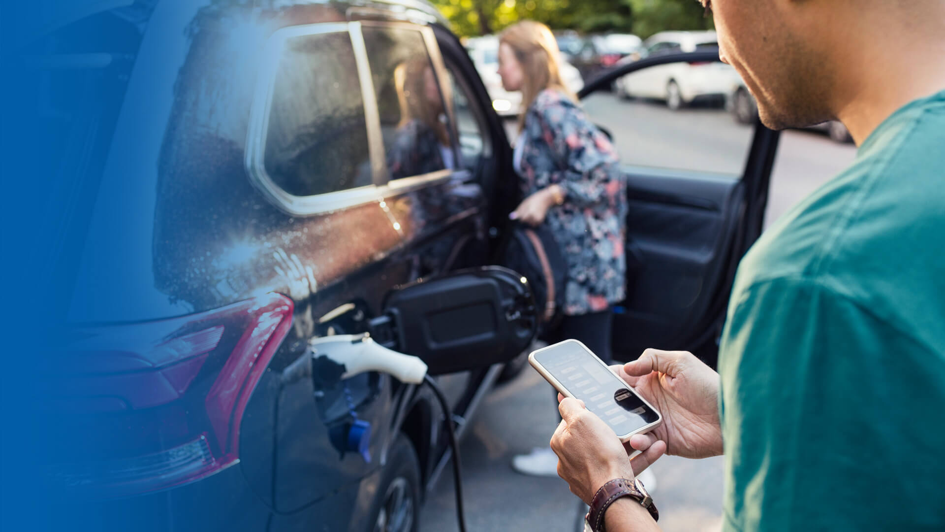Elektroauto wird über Nacht an einer Wallbox in der Garage geladen