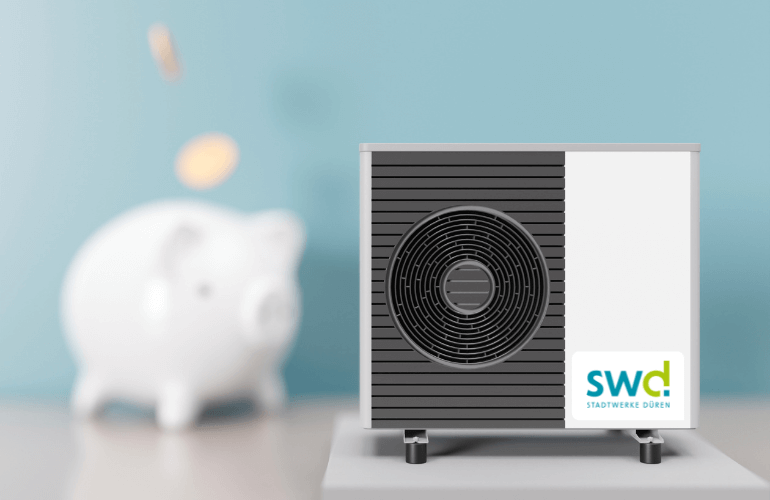 Moderne Wärmepumpe mit SWD-Logo auf der Vorderseite, im Hintergrund ein Sparschwein und fallende Münzen als Symbol für Kostenersparnis.