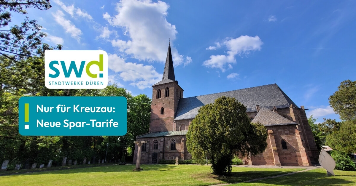 Kirche in Kreuzau bei sonnigem Wetter, umgeben von Bäumen; daneben Hinweis der Stadtwerke Düren auf neue exklusive Strom- und Gastarife für Kreuzau.