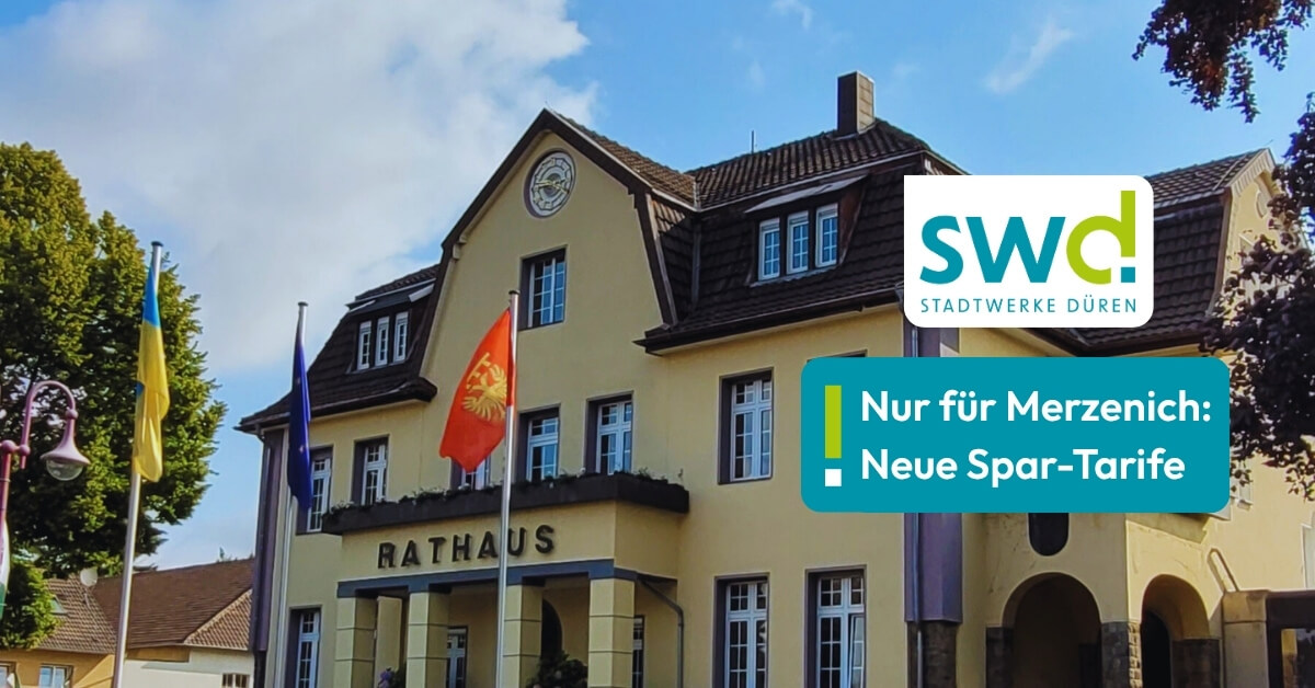 Rathaus Merzenich mit wehenden Fahnen bei sonnigem Wetter; daneben Hinweis der Stadtwerke Düren auf neue exklusive Strom- und Gastarife für Merzenich.