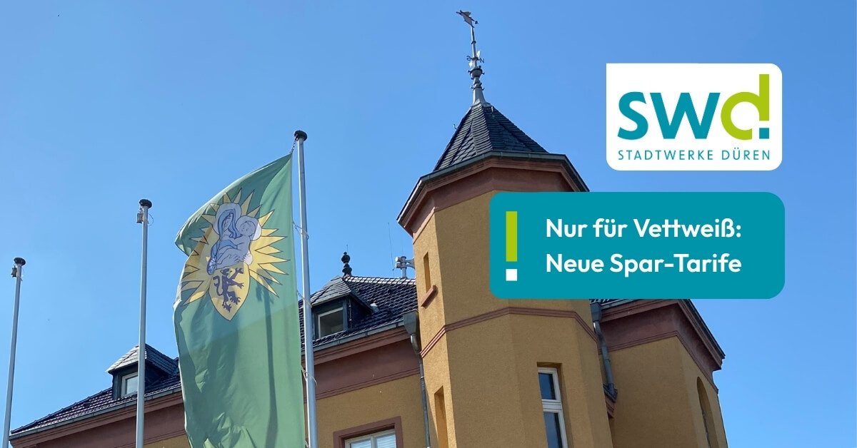 Rathaus Vettweiß mit markantem Turm und wehender Gemeindeflagge vor blauem Himmel; daneben Hinweis der Stadtwerke Düren auf neue exklusive Strom- und Gastarife für Vettweiß.