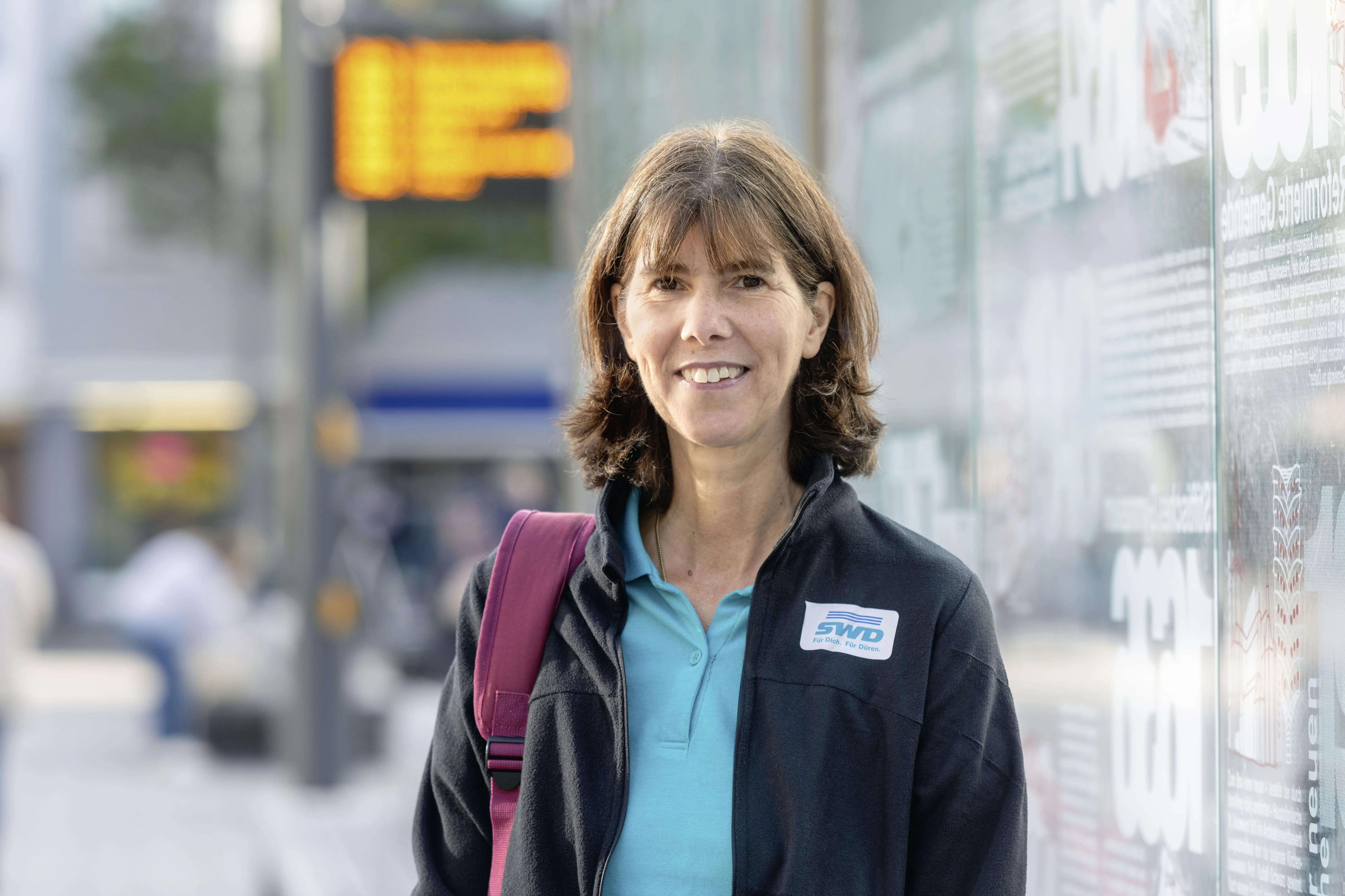 Anja Bus vor der Bushaltestelle