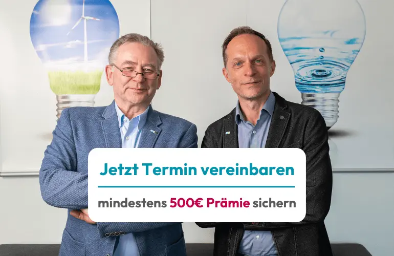 Zwei Berater der Stadtwerke stehen vor Plakaten mit Glühbirnen-Motiven und lächeln in die Kamera. Im Vordergrund befindet sich ein CTA-Banner mit der Aufschrift „Jetzt Termin vereinbaren – Ab 500 € Prämie sichern“.