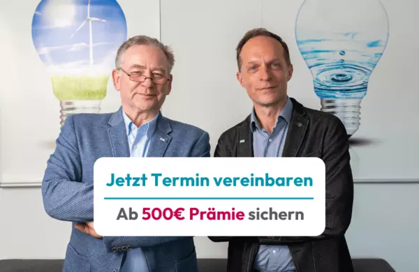 Zwei Berater der Stadtwerke stehen vor Plakaten mit Glühbirnen-Motiven und lächeln in die Kamera. Im Vordergrund befindet sich ein CTA-Banner mit der Aufschrift „Jetzt Termin vereinbaren – Ab 500 € Prämie sichern“.