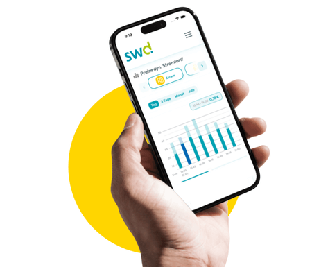 Auf dem Bild ist eine Hand zu sehen, die ein Smartphone hält. Auf dem Bildschirm wird eine App angezeigt, die Diagramme und Zahlen darstellt – vermutlich etwas im Bereich Energieverbrauch, Finanzen oder Statistik. Im Hintergrund befindet sich ein gelber Kreis als Designelement.