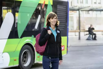 Anja Bus steht vor Ihrem Bus zur Arbeit