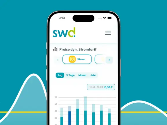  Ein Screenshot einer Smartphone-App mit dem Titel "Preise dyn. Stromtarif". Die App zeigt einen dynamischen Strompreisverlauf in einem Balkendiagramm für einen bestimmten Tag. Die Achse zeigt die Uhrzeit von 15:30 bis 17:00 Uhr, und die Y-Achse zeigt Euro-Werte von 0 bis über 50. Ein hervorgehobenes Feld zeigt "15:45 - 16:00 | 0,38 €". Im Hintergrund ist eine stilisierte blaue Landschaft mit Windrädern und einer gelben, wellenförmigen Linie, die den Strompreis symbolisiert, zu sehen. Die App stammt vom Anbieter SWD.