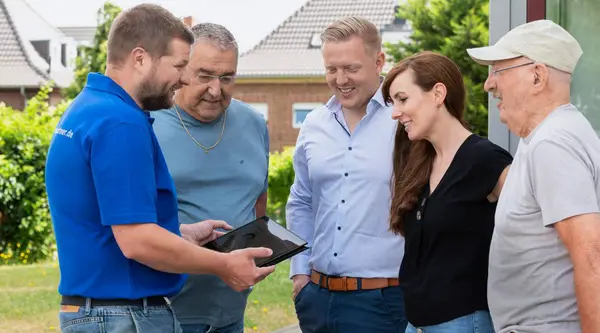 5 Personen stehen zusammen und unterhalte sich