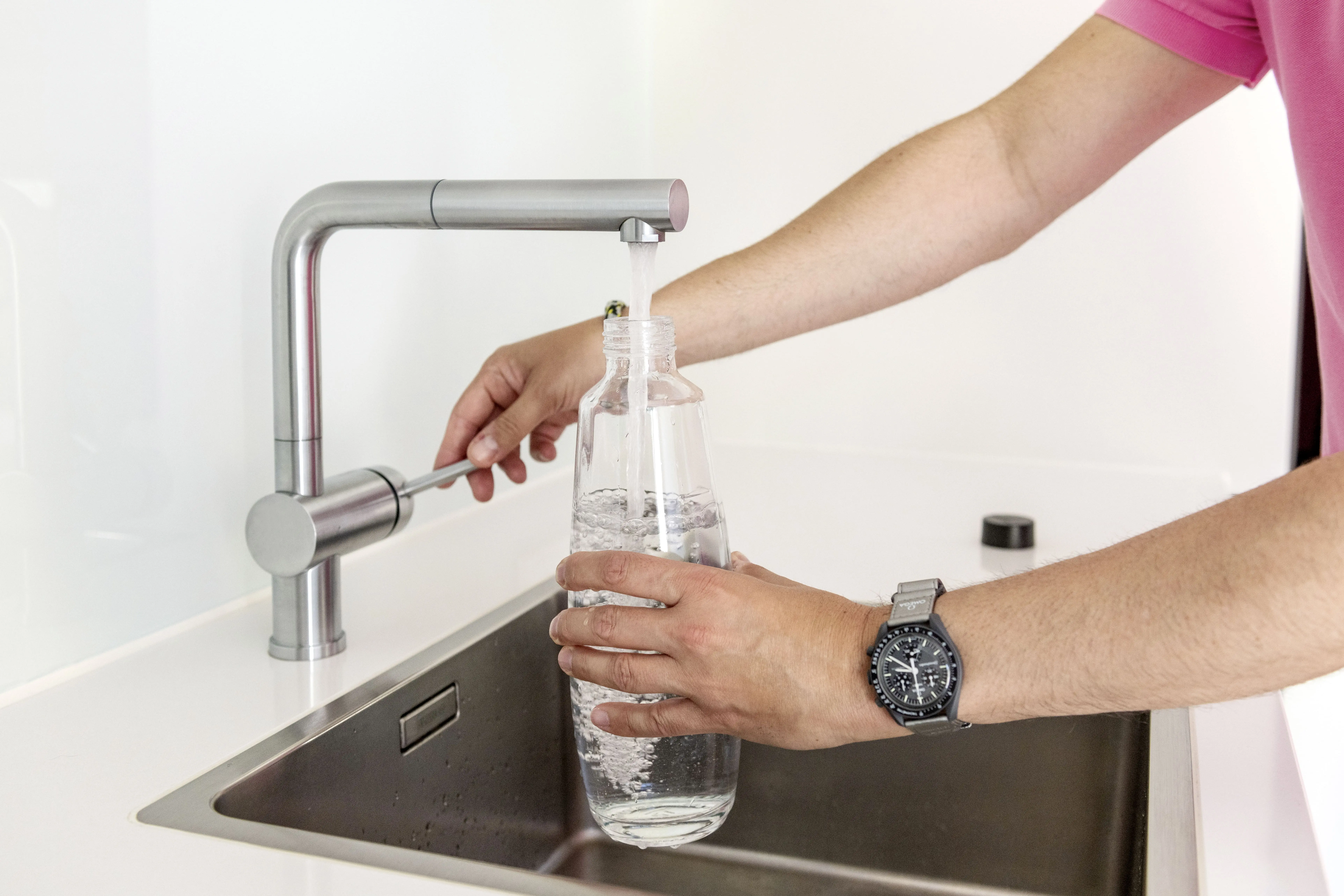 Wasserflasche unterm Wasserhahn