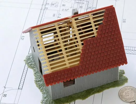 Modellhaus, welches ein halbgedecktes Dach zeigt